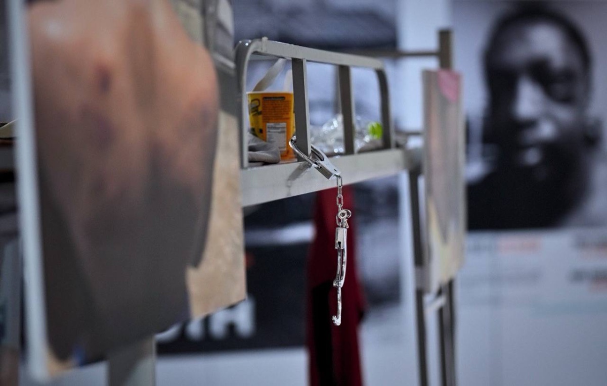 曼谷外国记者协会正在举办一场展览，讲述缅甸妙瓦底诈骗园区受害者遭遇的虐待