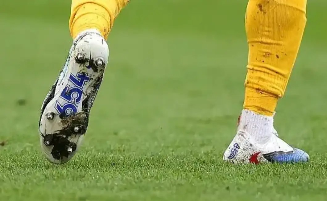 致敬联赛最后一尊大恐龙，他的球员生涯是半部英超历史